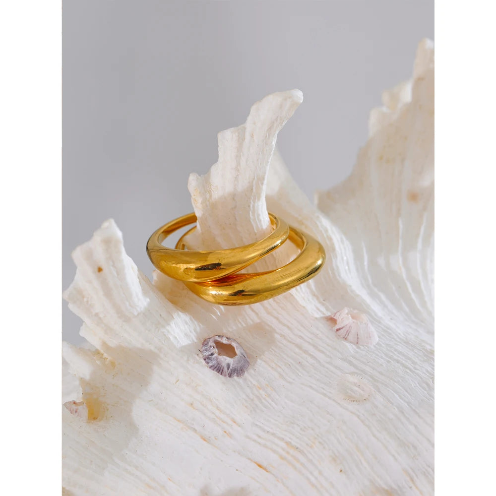 Tessa Geformter Ring, Ring, wasserfest, 316L-Edelstahl mit goldfarbener PVD-Beschichtung, Lark & Reed, Ansicht 2