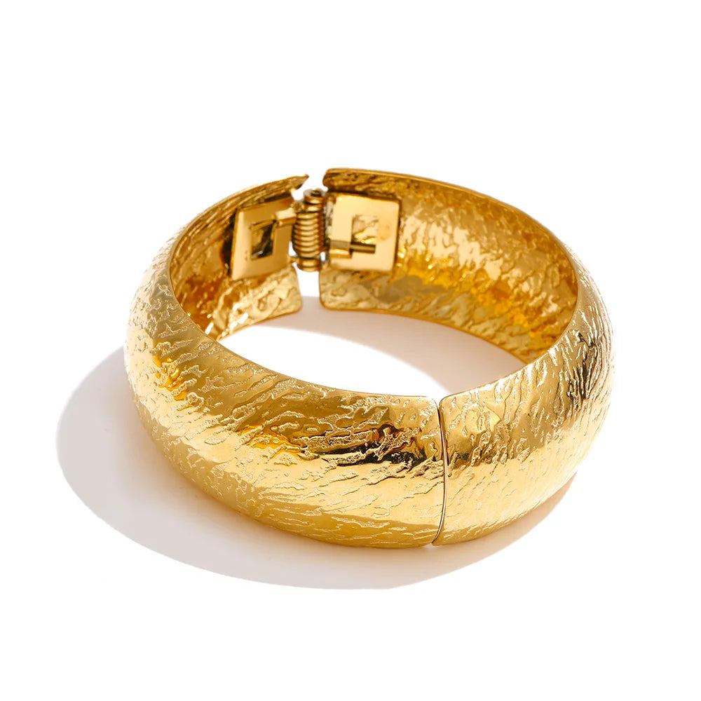 Florence bred armring med hængsel, armbånd, tåler vand, rustfrit stål 316L med guldfarvet PVD-belægning, Lark & Reed, billede 9