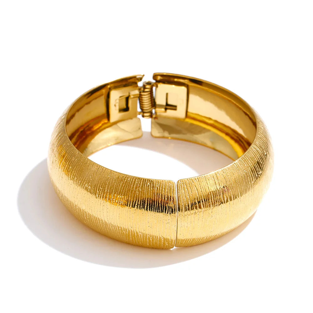 Florence bred armring med hængsel, armbånd, tåler vand, rustfrit stål 316L med guldfarvet PVD-belægning, Lark & Reed, billede 10