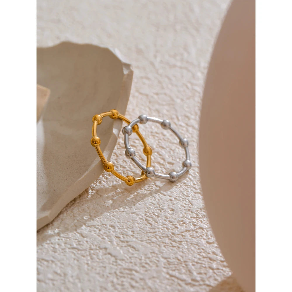 Lotte ring med små kugler, ring, tåler vand, rustfrit stål 316L med guld- eller sølvfarvet PVD-belægning, Lark & Reed, billede 6