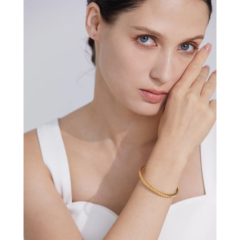 Gothenburg støbt armring med zirkonia, armbånd, tåler vand, rustfrit stål 316L med guld- eller sølvfarvet PVD-belægning, Lark & Reed, billede 2