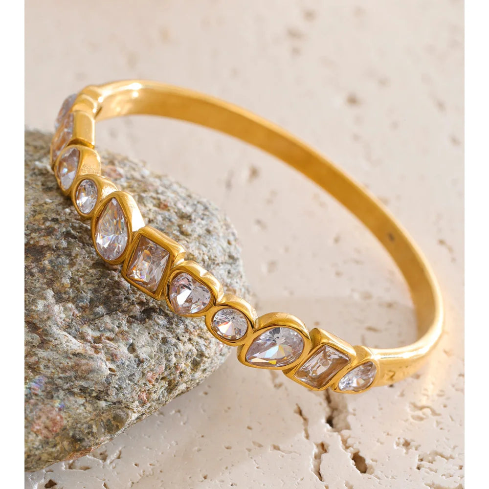 Iberia armring med pavé-zirkonia, armbånd, tåler vand, rustfrit stål 316L med guldfarvet PVD-belægning, Lark & Reed, billede 3