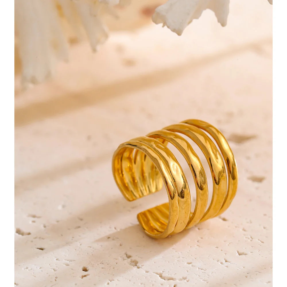 Ulrika bred åben ring, ring, tåler vand, rustfrit stål 316L med guldfarvet PVD-belægning, Lark & Reed, billede 5
