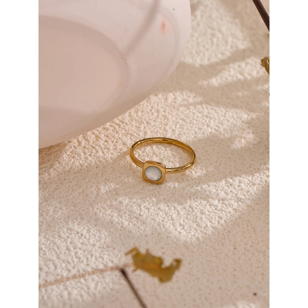 Saga firkantet perlemorsring, ring, tåler vand, rustfrit stål 316L med guldfarvet PVD-belægning, Lark & Reed, billede 6