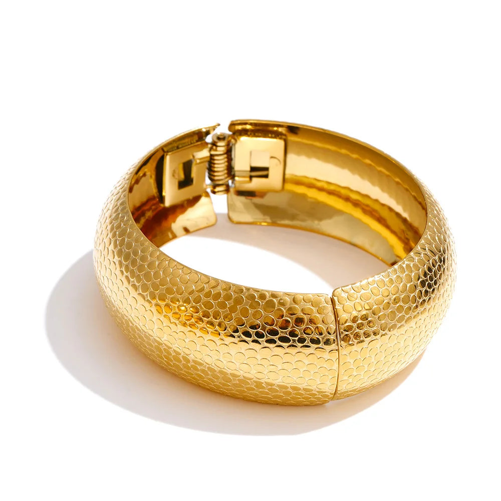 Florence bred armring med hængsel, armbånd, tåler vand, rustfrit stål 316L med guldfarvet PVD-belægning, Lark & Reed, billede 8