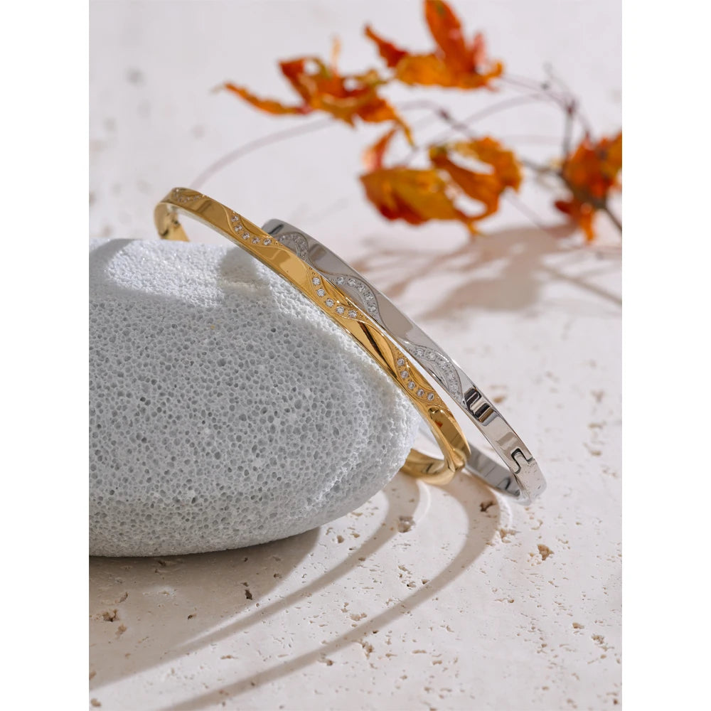 Umbria rund armring med zirkonia, armbånd, tåler vand, rustfrit stål 316L med guld- eller sølvfarvet PVD-belægning, Lark & Reed, billede 4