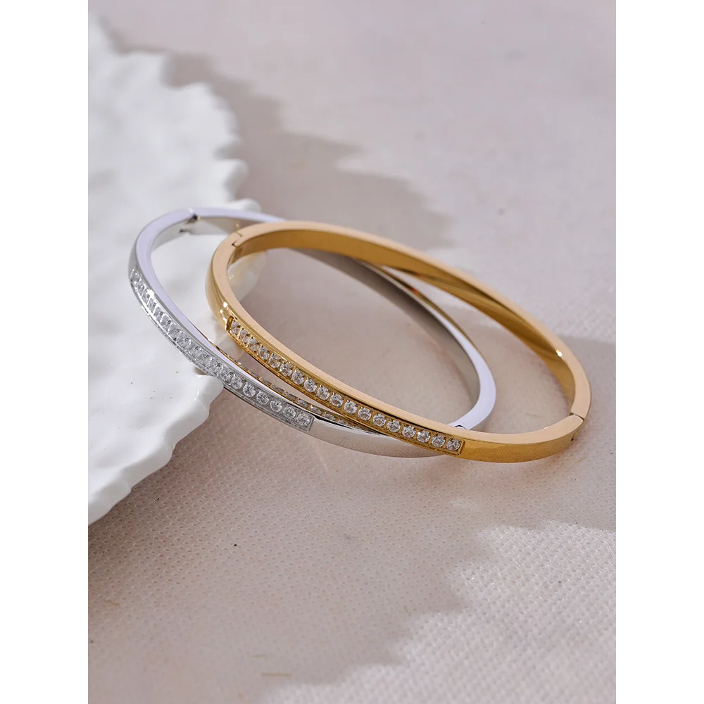 Evora armring med zirkonia, armbånd, tåler vand, rustfrit stål 316L med guld- eller sølvfarvet PVD-belægning, Lark & Reed, billede 4