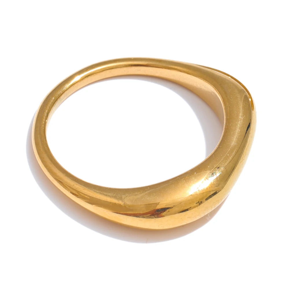 Tessa Geformter Ring, Ring, wasserfest, 316L-Edelstahl mit goldfarbener PVD-Beschichtung, Lark & Reed, Ansicht 7