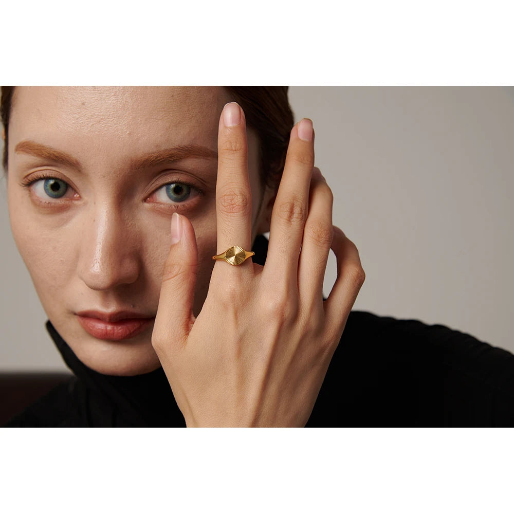 Wilhelmina Sonnen-Siegelring, Ring, wasserfest, 316L-Edelstahl mit goldfarbener PVD-Beschichtung, Lark & Reed, Ansicht 3