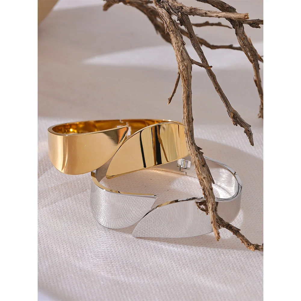 Brazalete rígido Rimini con bisagra, pulsera, resistente al agua, acero inoxidable 316L con acabado PVD dorado o plateado, Lark & Reed, vista 4