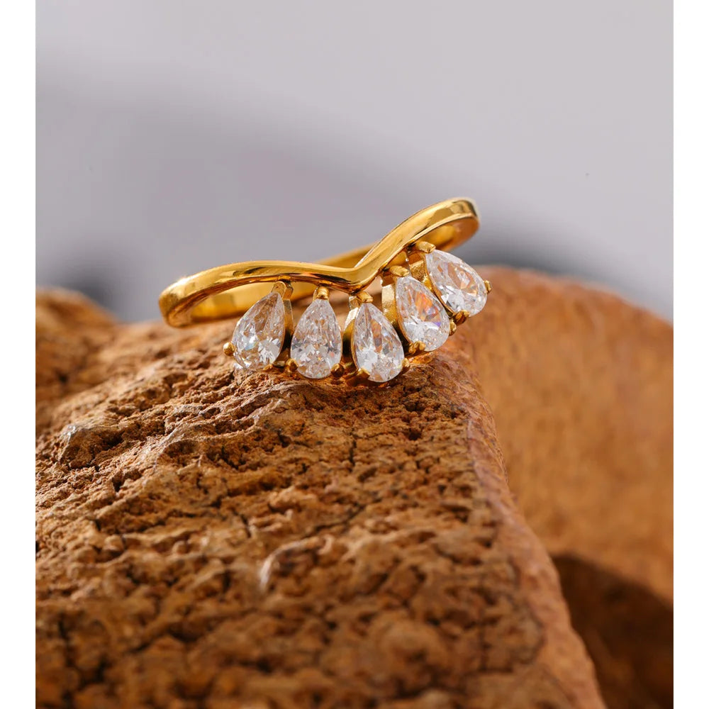 Ditte blomsterring med zirkonia, ring, tåler vand, rustfrit stål 316L med guldfarvet PVD-belægning, Lark & Reed, billede 6