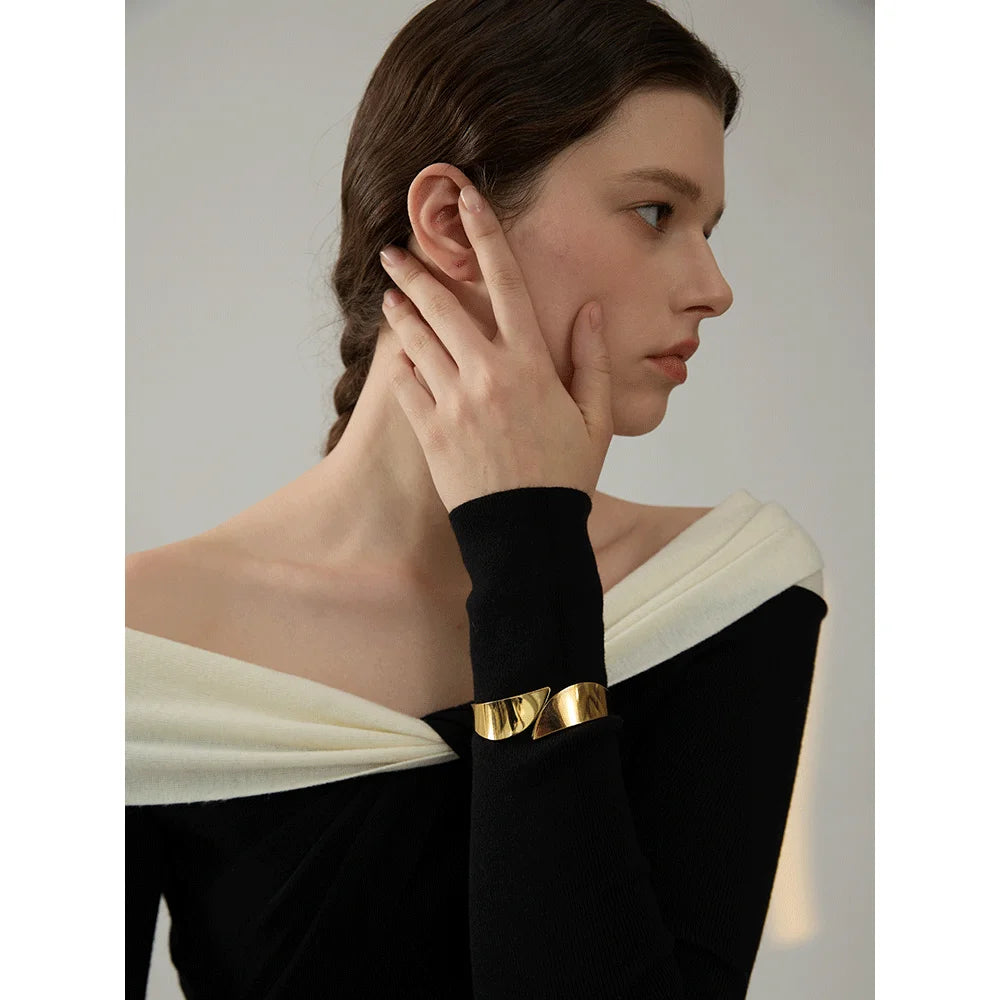 Rimini Scharnier-Armreif, Armband, wasserfest, 316L-Edelstahl mit gold- oder silberfarbener PVD-Beschichtung, Lark & Reed, Ansicht 2