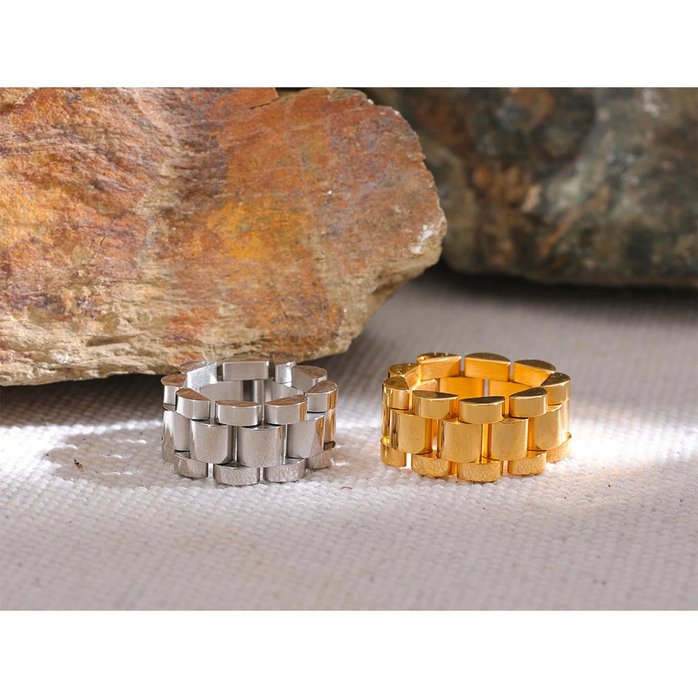 Jorun Chain Link Ring, waterproof ring in 316L stainless steel with a gold or silver-tone PVD finish by Lark & Reed, view 3