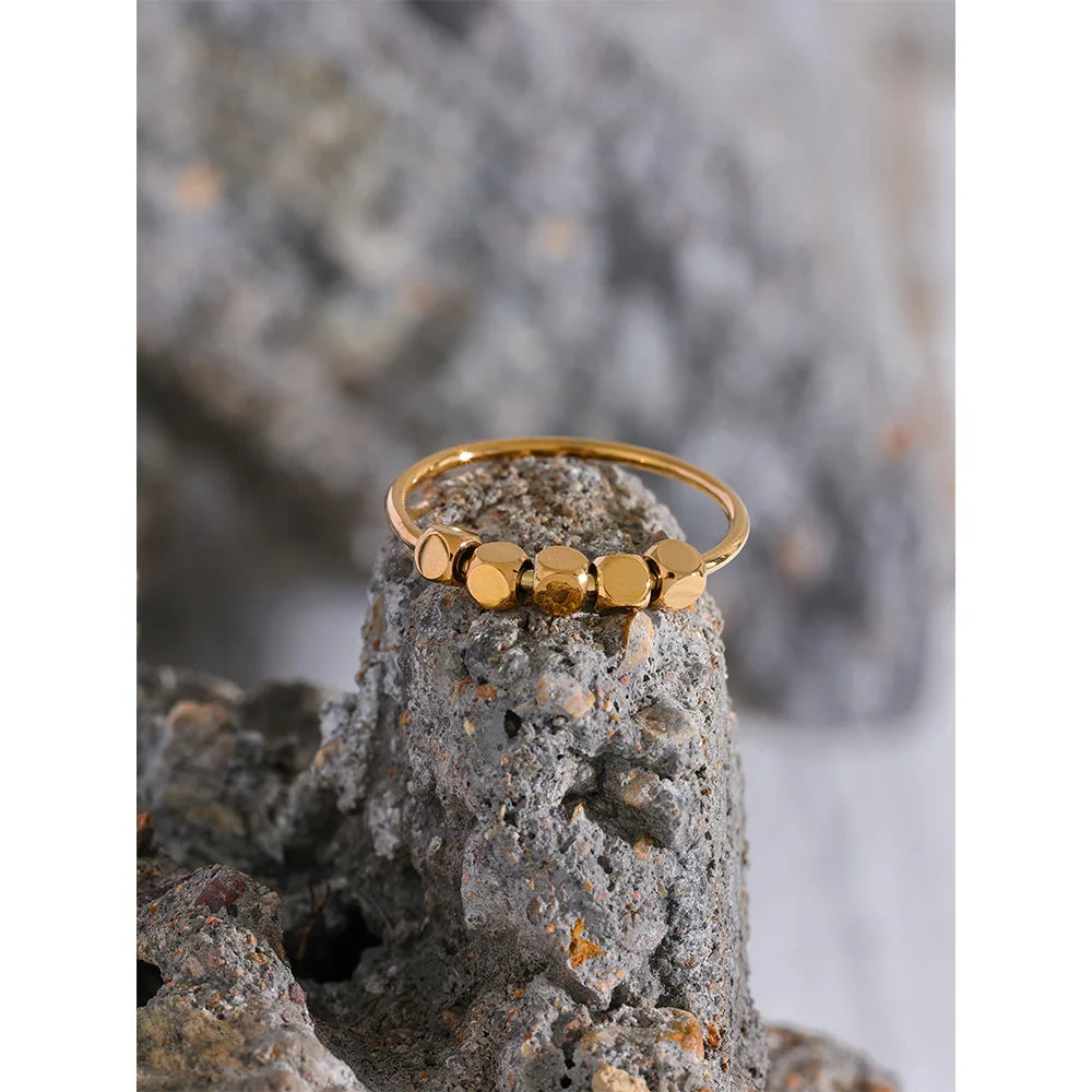 Anillo Sigrid cuentas cuadradas, anillo, resistente al agua, acero inoxidable 316L con acabado PVD dorado o plateado, Lark & Reed, vista 5