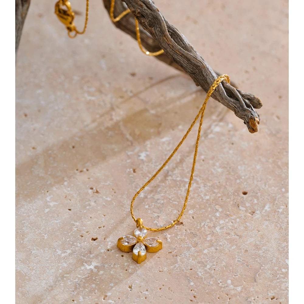 Fenna Kristall-Kleeblatt-Anhänger, Halskette, wasserfest, 316L-Edelstahl mit goldfarbener PVD-Beschichtung, Lark & Reed, Ansicht 6