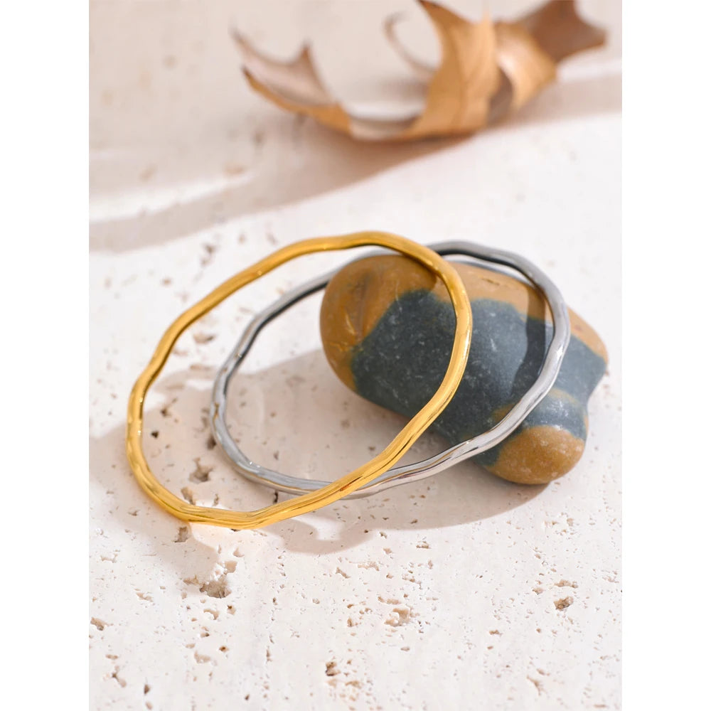 Bergitta åben armring med hamret overflade, armbånd, tåler vand, rustfrit stål 316L med guld- eller sølvfarvet PVD-belægning, Lark & Reed, billede 3