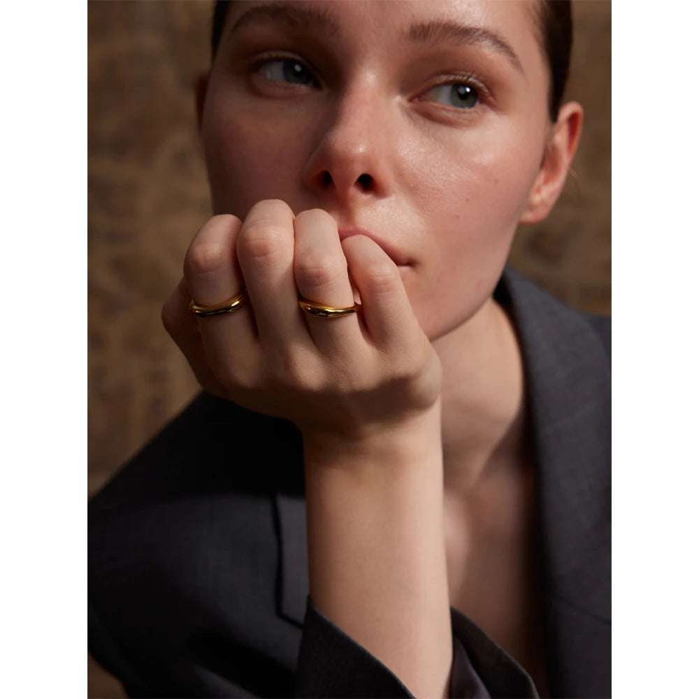 Tessa Geformter Ring, Ring, wasserfest, 316L-Edelstahl mit goldfarbener PVD-Beschichtung, Lark & Reed, Ansicht 3