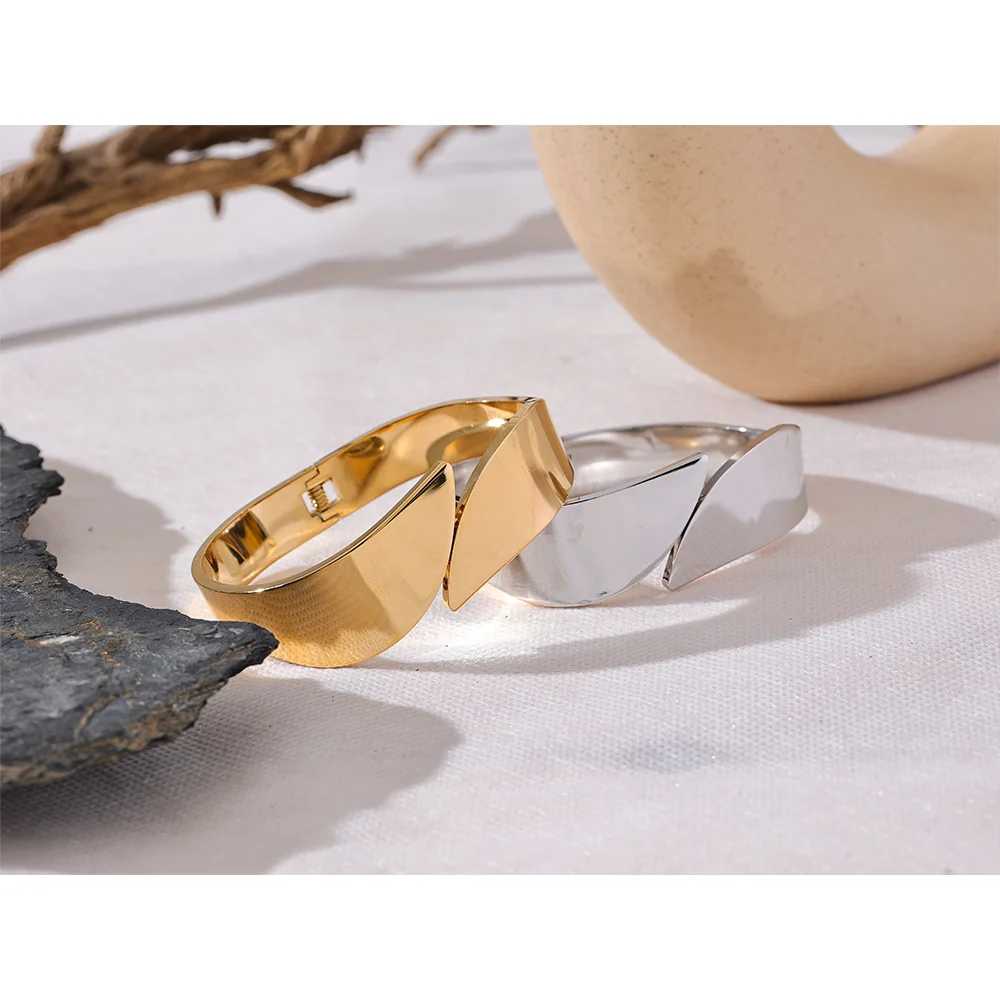 Brazalete rígido Rimini con bisagra, pulsera, resistente al agua, acero inoxidable 316L con acabado PVD dorado o plateado, Lark & Reed, vista 3