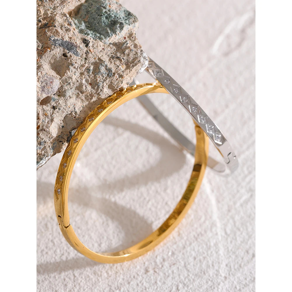 Gothenburg støbt armring med zirkonia, armbånd, tåler vand, rustfrit stål 316L med guld- eller sølvfarvet PVD-belægning, Lark & Reed, billede 6