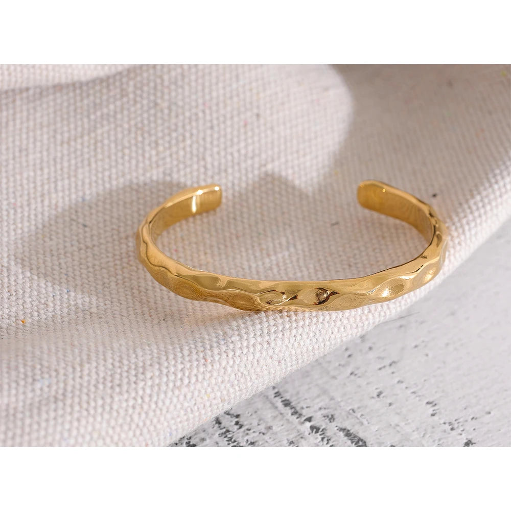 Ystad hamret armring, armbånd, tåler vand, rustfrit stål 316L med guldfarvet PVD-belægning, Lark & Reed, billede 3