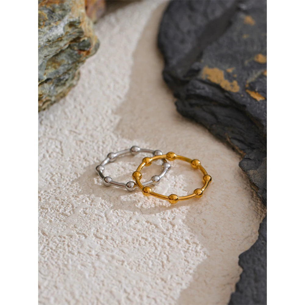 Lotte ring med små kugler, ring, tåler vand, rustfrit stål 316L med guld- eller sølvfarvet PVD-belægning, Lark & Reed, billede 4
