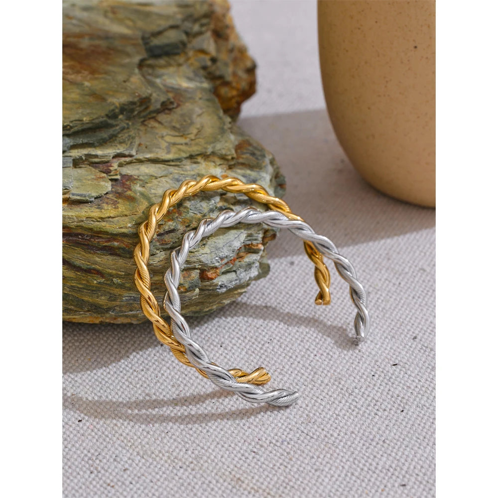 Lugano snoet åben armring, armbånd, tåler vand, rustfrit stål 316L med guld- eller sølvfarvet PVD-belægning, Lark & Reed, billede 2