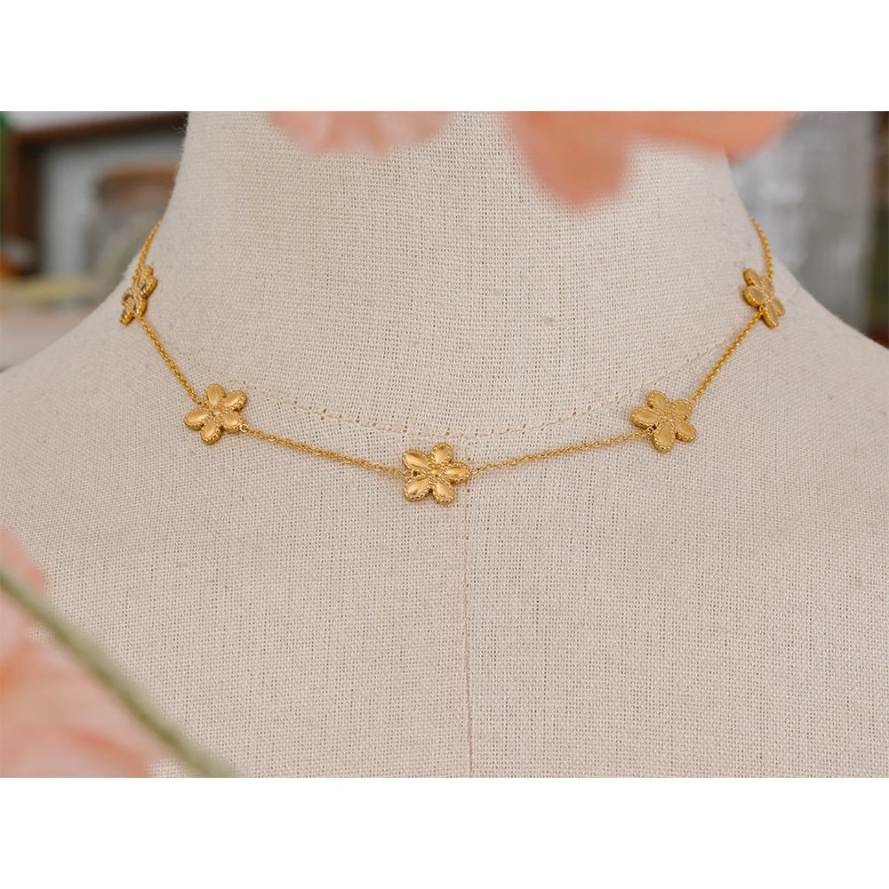 Bloomsbury blomsterarmbånd, armbånd, tåler vand, rustfrit stål 316L med guldfarvet PVD-belægning, Lark & Reed, billede 2