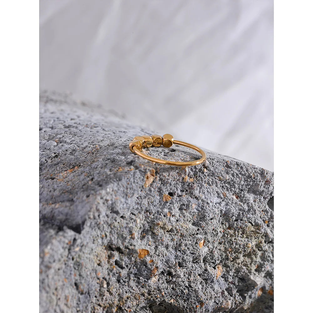 Anillo Sigrid cuentas cuadradas, anillo, resistente al agua, acero inoxidable 316L con acabado PVD dorado o plateado, Lark & Reed, vista 6
