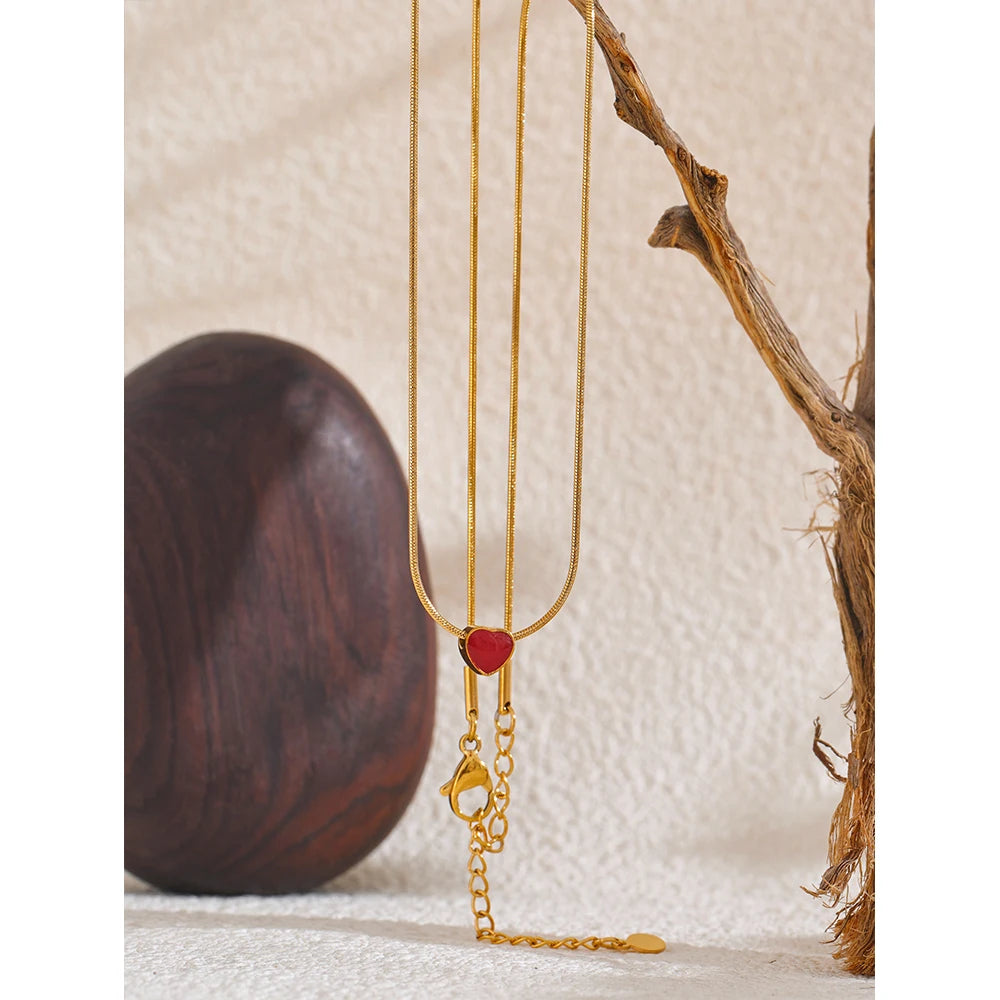 Valeria hjärthänge i emalj, halsband, tål vatten, rostfritt stål 316L med guldfärgad PVD-finish, Lark & Reed, bild 4