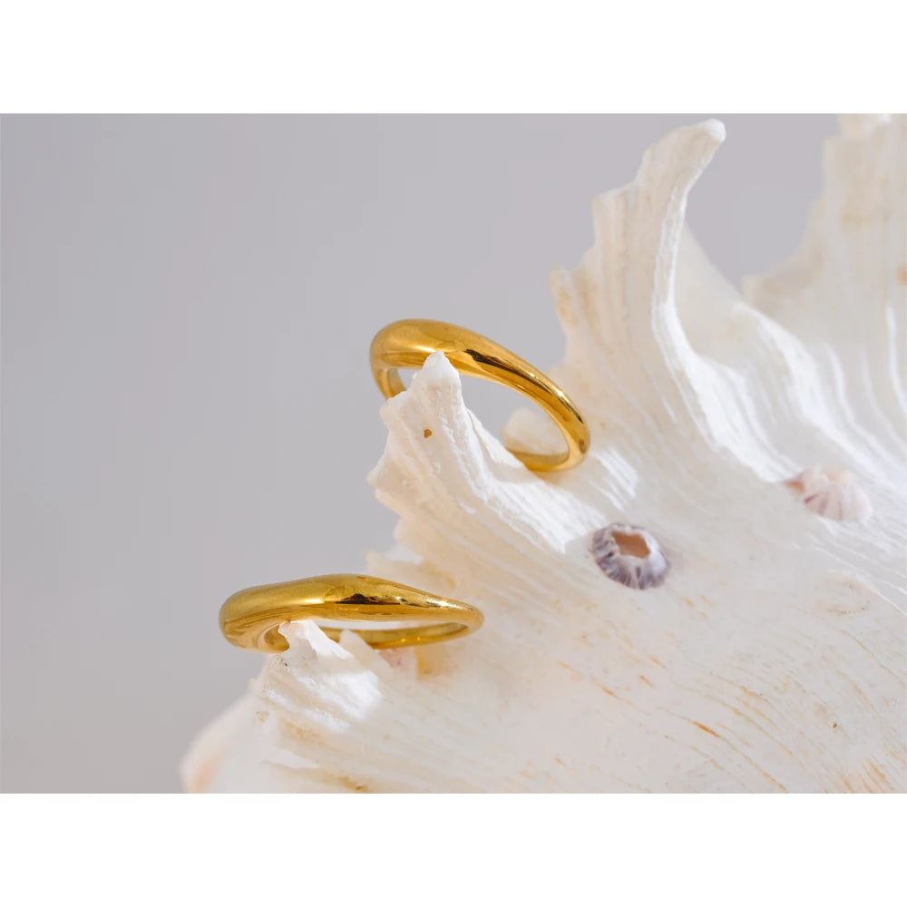 Tessa Geformter Ring, Ring, wasserfest, 316L-Edelstahl mit goldfarbener PVD-Beschichtung, Lark & Reed, Ansicht 6