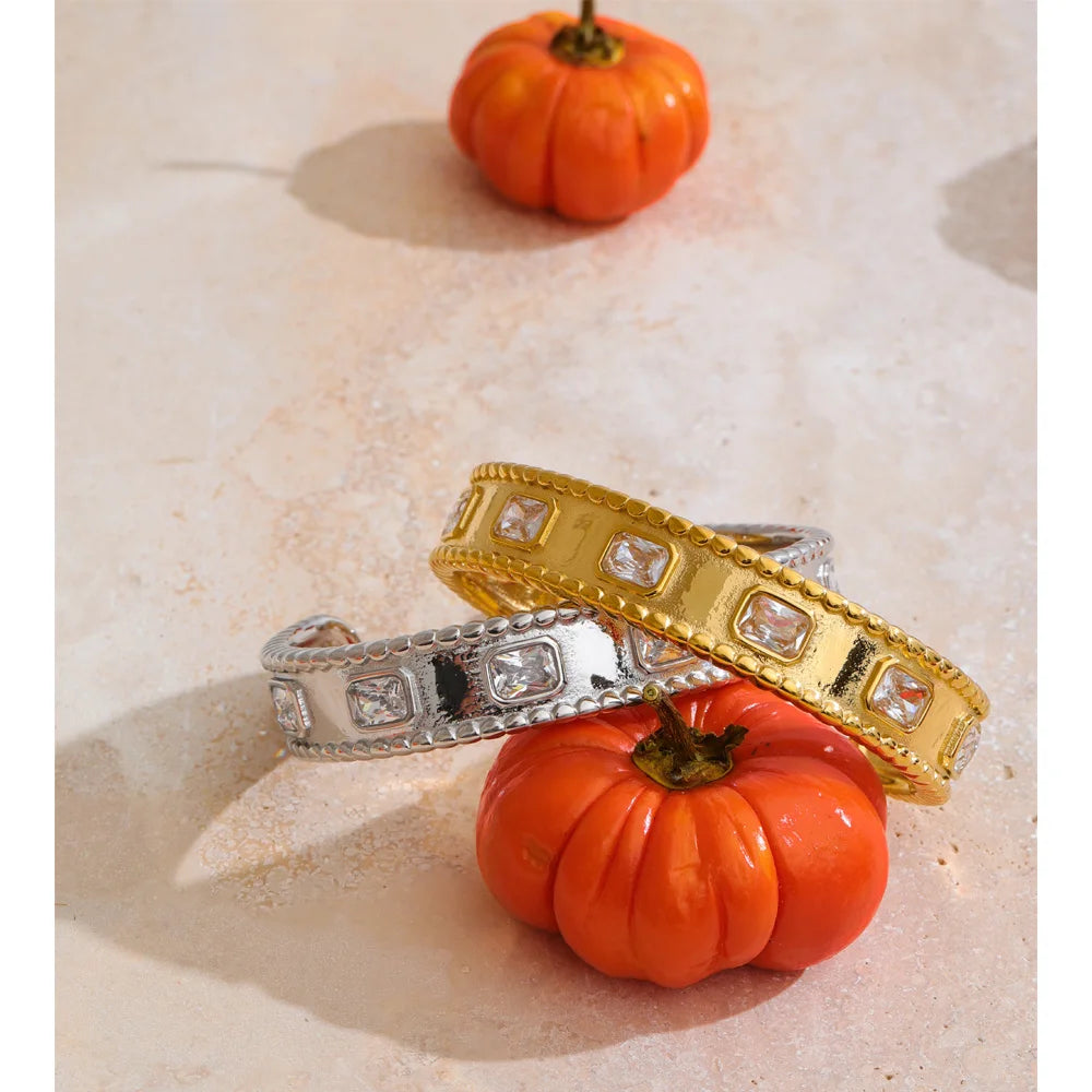 Elsinore åben armring med zirkonia, armbånd, tåler vand, rustfrit stål 316L med guld- eller sølvfarvet PVD-belægning, Lark & Reed, billede 4