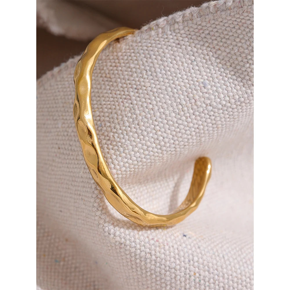 Ystad hamret armring, armbånd, tåler vand, rustfrit stål 316L med guldfarvet PVD-belægning, Lark & Reed, billede 2
