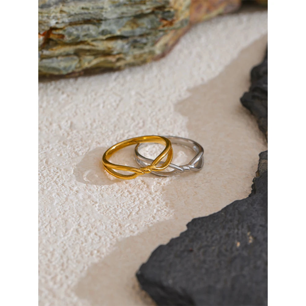 Anillo Oona lazo infinito, anillo, resistente al agua, acero inoxidable 316L con acabado PVD dorado o plateado, Lark & Reed, vista 6
