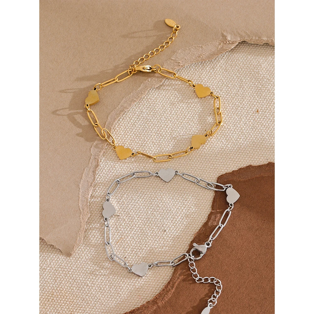 Lisbet armbånd med hjerter, armbånd, tåler vand, rustfrit stål 316L med guld- eller sølvfarvet PVD-belægning, Lark & Reed, billede 3