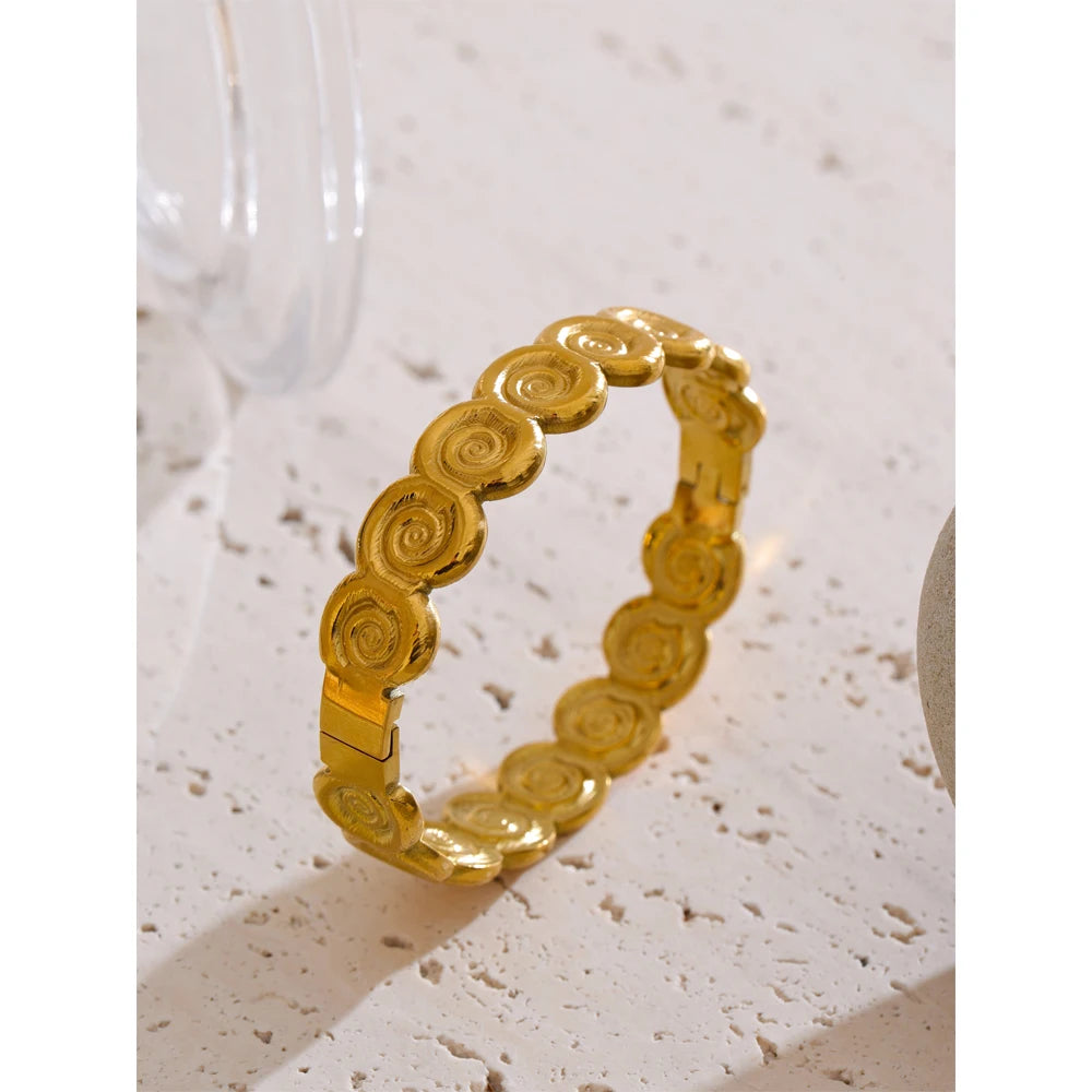 Sardegna konkyliearmring, armbånd, tåler vand, rustfrit stål 316L med guldfarvet PVD-belægning, Lark & Reed, billede 3