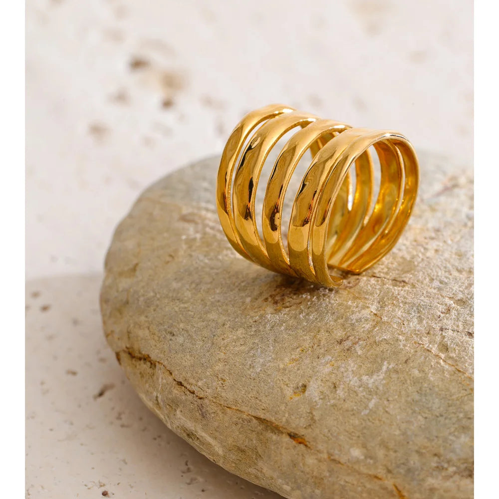 Ulrika bred åben ring, ring, tåler vand, rustfrit stål 316L med guldfarvet PVD-belægning, Lark & Reed, billede 3