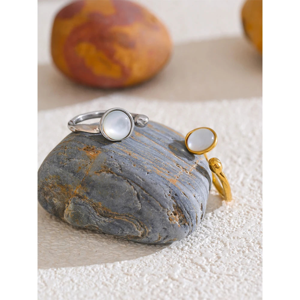 Nanna perlemorsring, ring, tåler vand, rustfrit stål 316L med guld- eller sølvfarvet PVD-belægning, Lark & Reed, billede 4