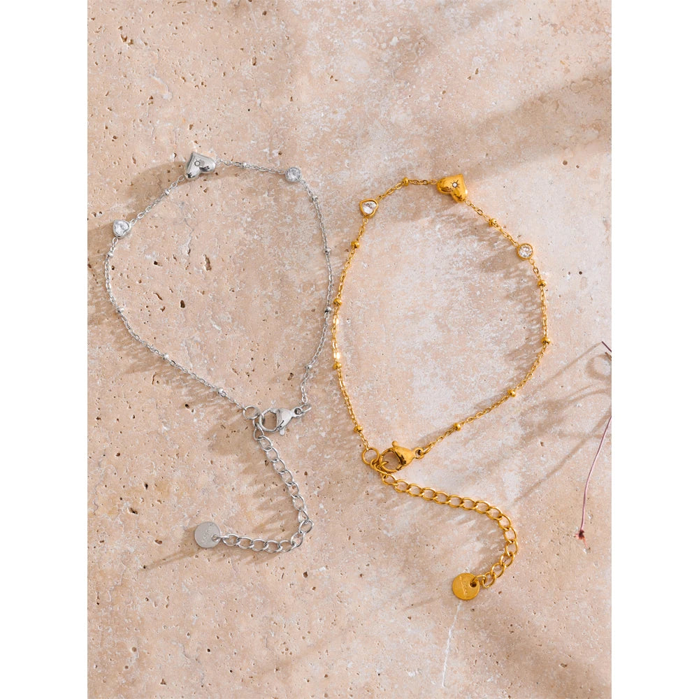 Anouska armbånd med små zirkoniahjerter, armbånd, tåler vand, rustfrit stål 316L med guld- eller sølvfarvet PVD-belægning, Lark & Reed, billede 5