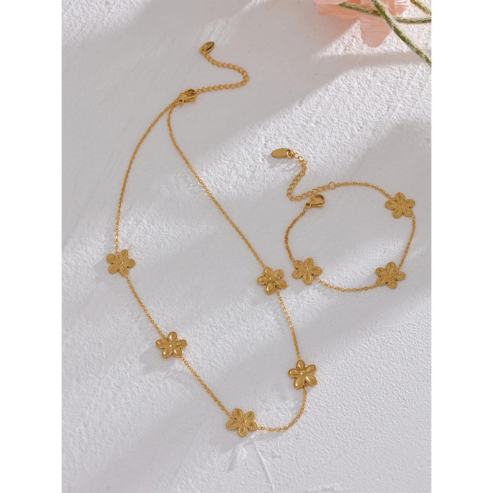 Bloomsbury blomsterarmbånd, armbånd, tåler vand, rustfrit stål 316L med guldfarvet PVD-belægning, Lark & Reed, billede 3