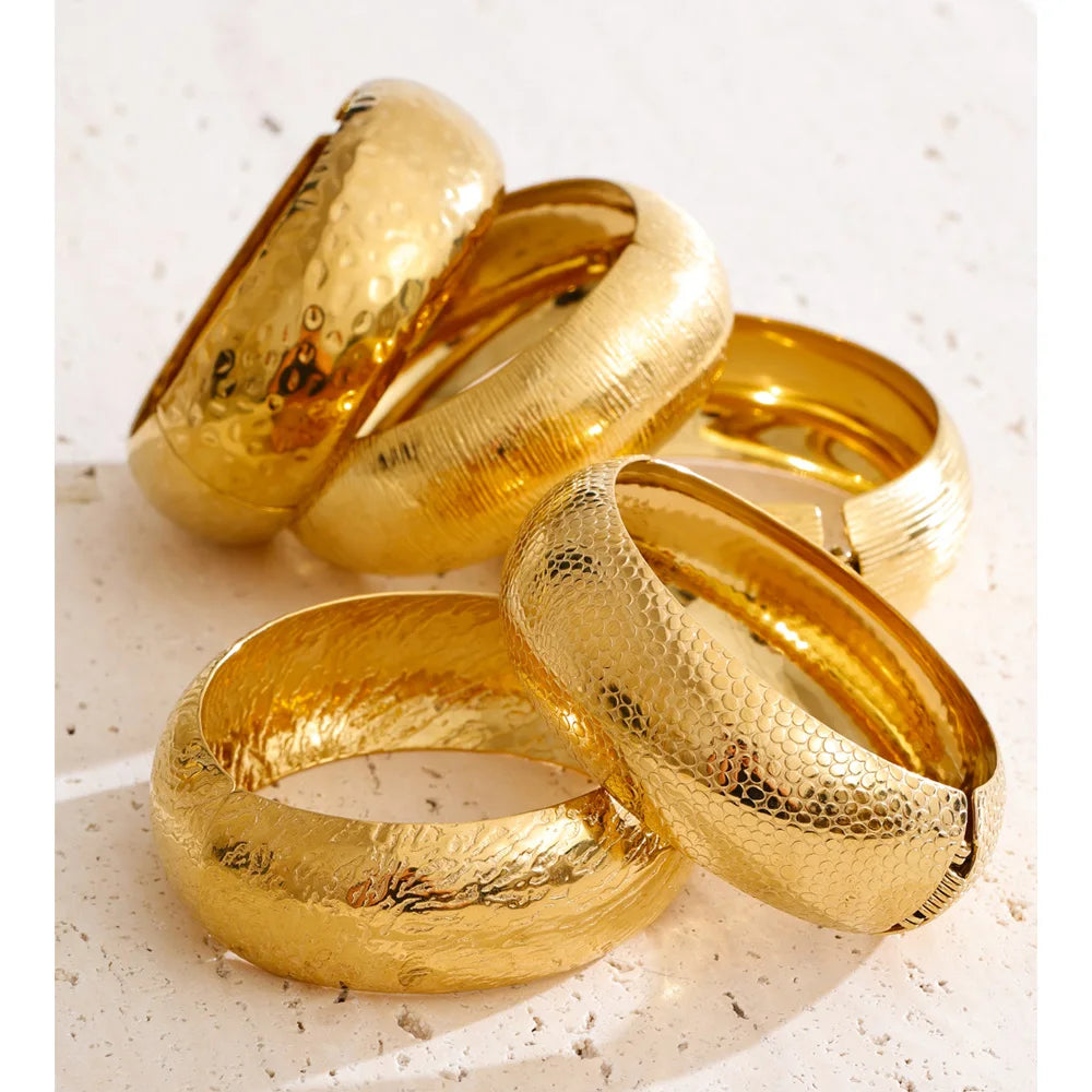 Florence Breiter Scharnier-Armreif, Armband, wasserfest, 316L-Edelstahl mit goldfarbener PVD-Beschichtung, Lark & Reed, Ansicht 2