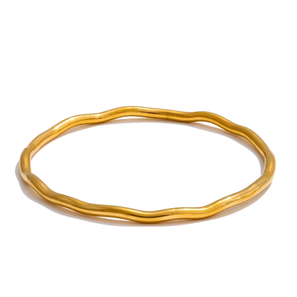 Bergitta åben armring med hamret overflade, armbånd, tåler vand, rustfrit stål 316L med guld- eller sølvfarvet PVD-belægning, Lark & Reed, billede 7