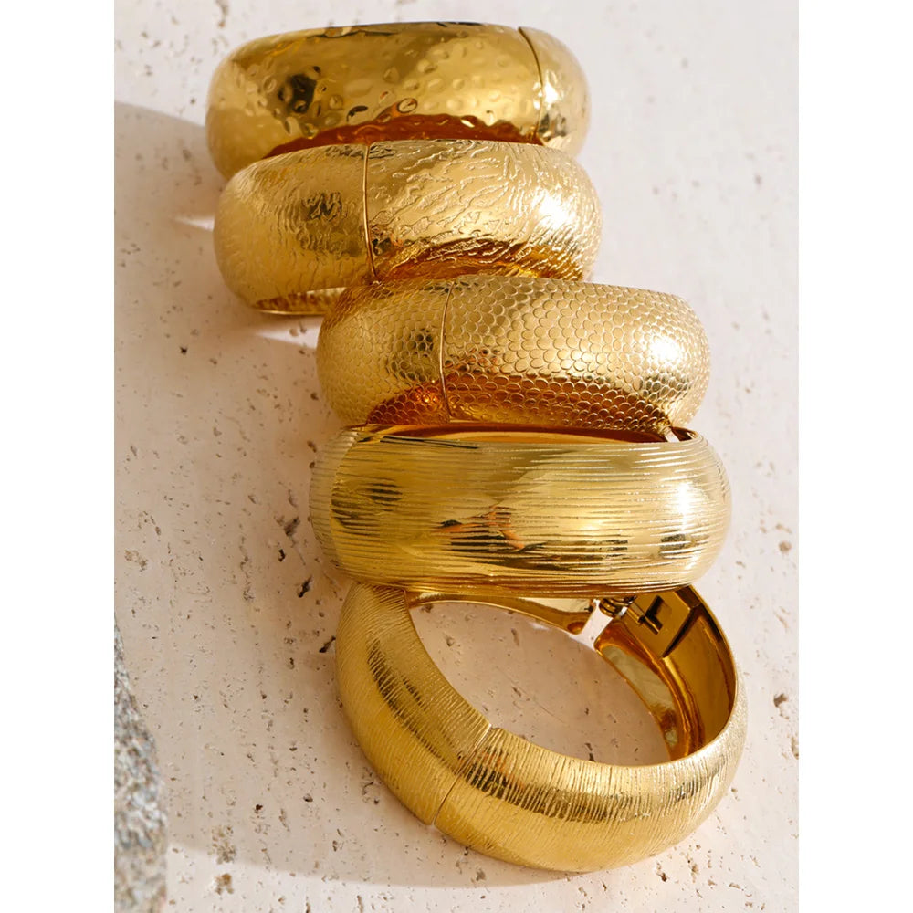 Florence bred armring med hængsel, armbånd, tåler vand, rustfrit stål 316L med guldfarvet PVD-belægning, Lark & Reed, billede 5