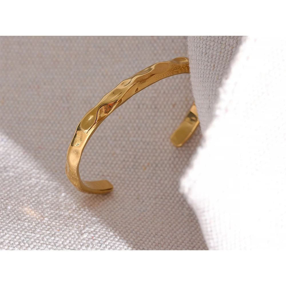 Ystad hamret armring, armbånd, tåler vand, rustfrit stål 316L med guldfarvet PVD-belægning, Lark & Reed, billede 5