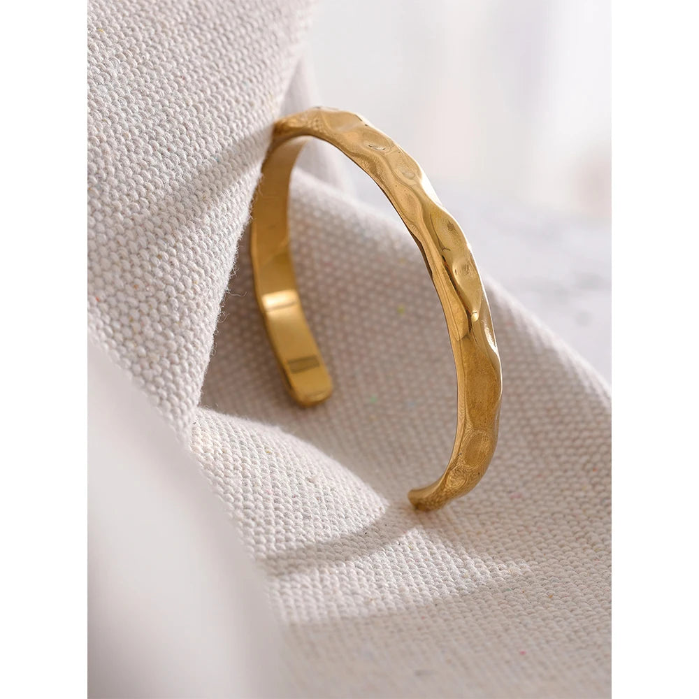 Ystad hamret armring, armbånd, tåler vand, rustfrit stål 316L med guldfarvet PVD-belægning, Lark & Reed, billede 4