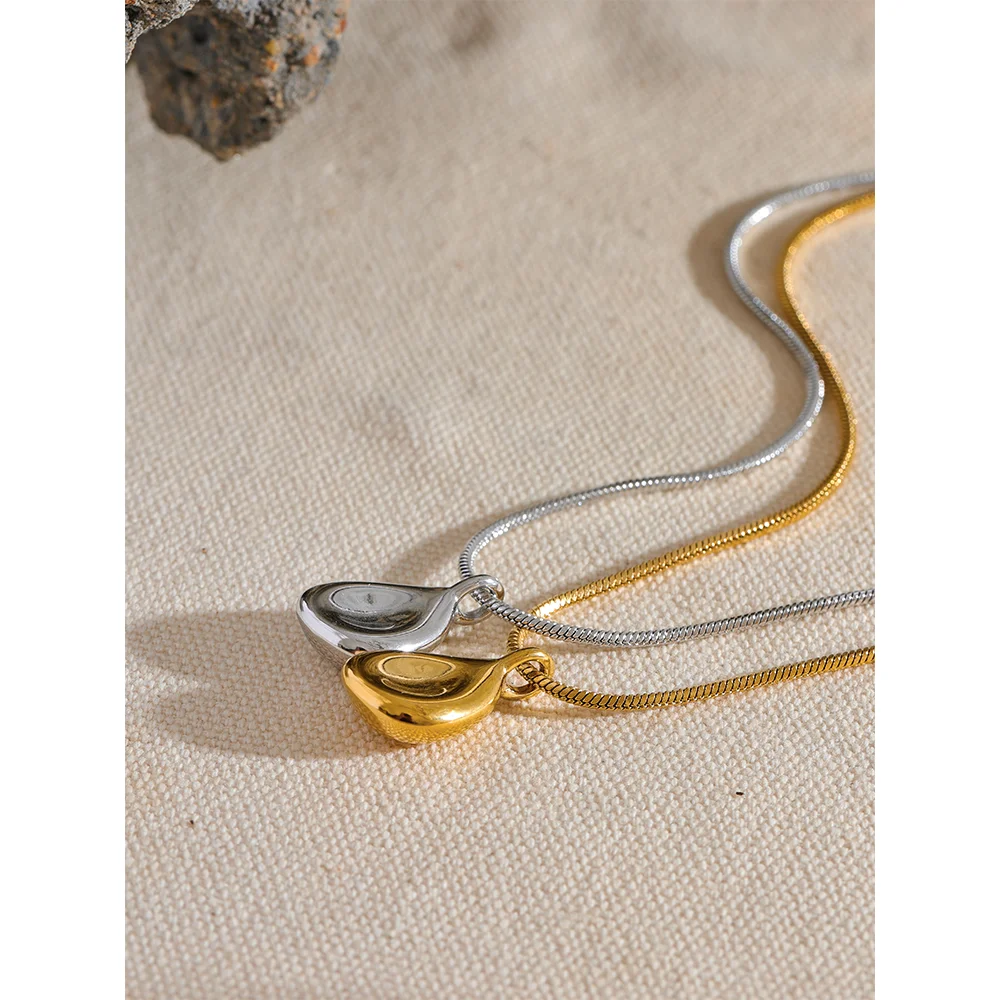 Elke Tropfen-Anhänger, Halskette, wasserfest, 316L-Edelstahl mit gold- oder silberfarbener PVD-Beschichtung, Lark & Reed, Ansicht 6