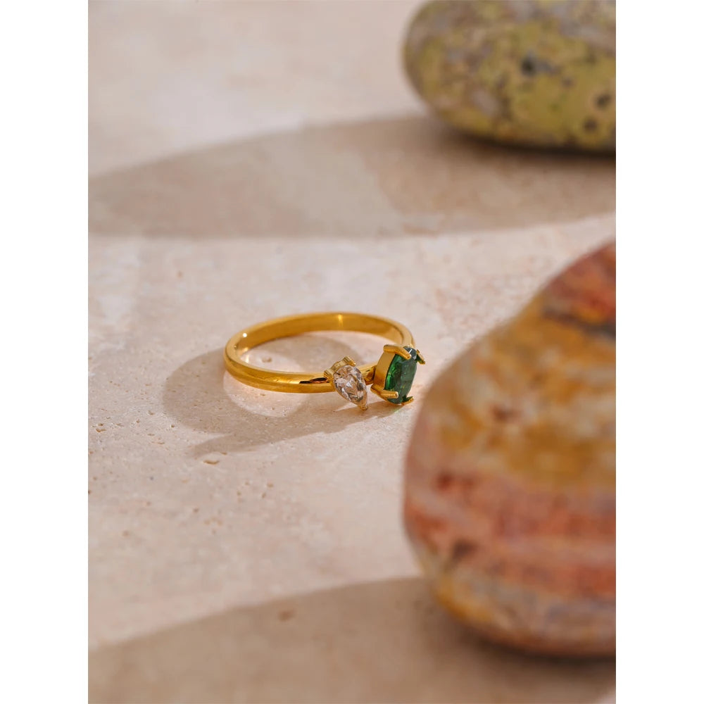 Idun ring med grøn zirkonia, ring, tåler vand, rustfrit stål 316L med guldfarvet PVD-belægning, Lark & Reed, billede 3