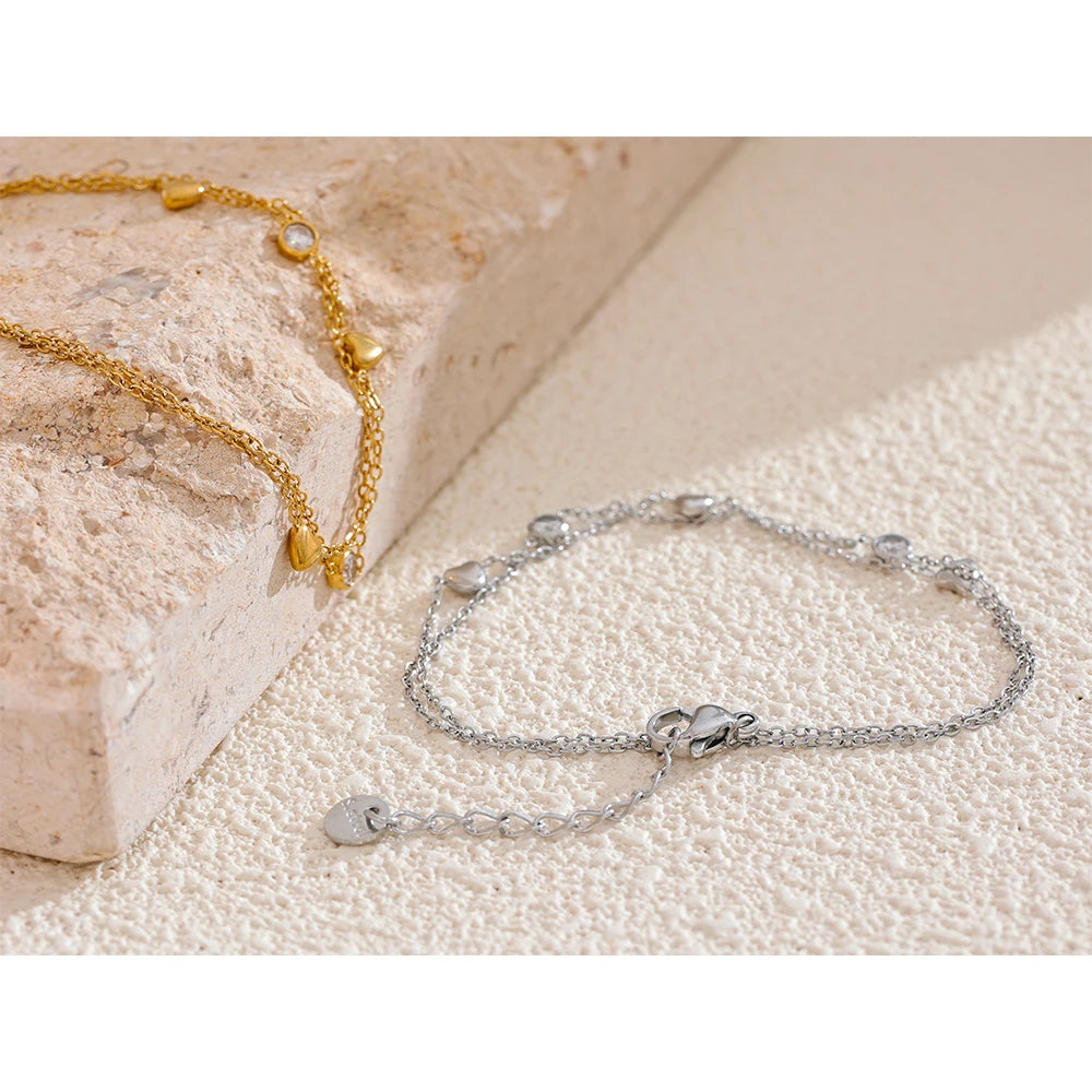 Nelle Zweireihiges Kristall-Herz-Armband, Armband, wasserfest, 316L-Edelstahl mit gold- oder silberfarbener PVD-Beschichtung, Lark & Reed, Ansicht 2