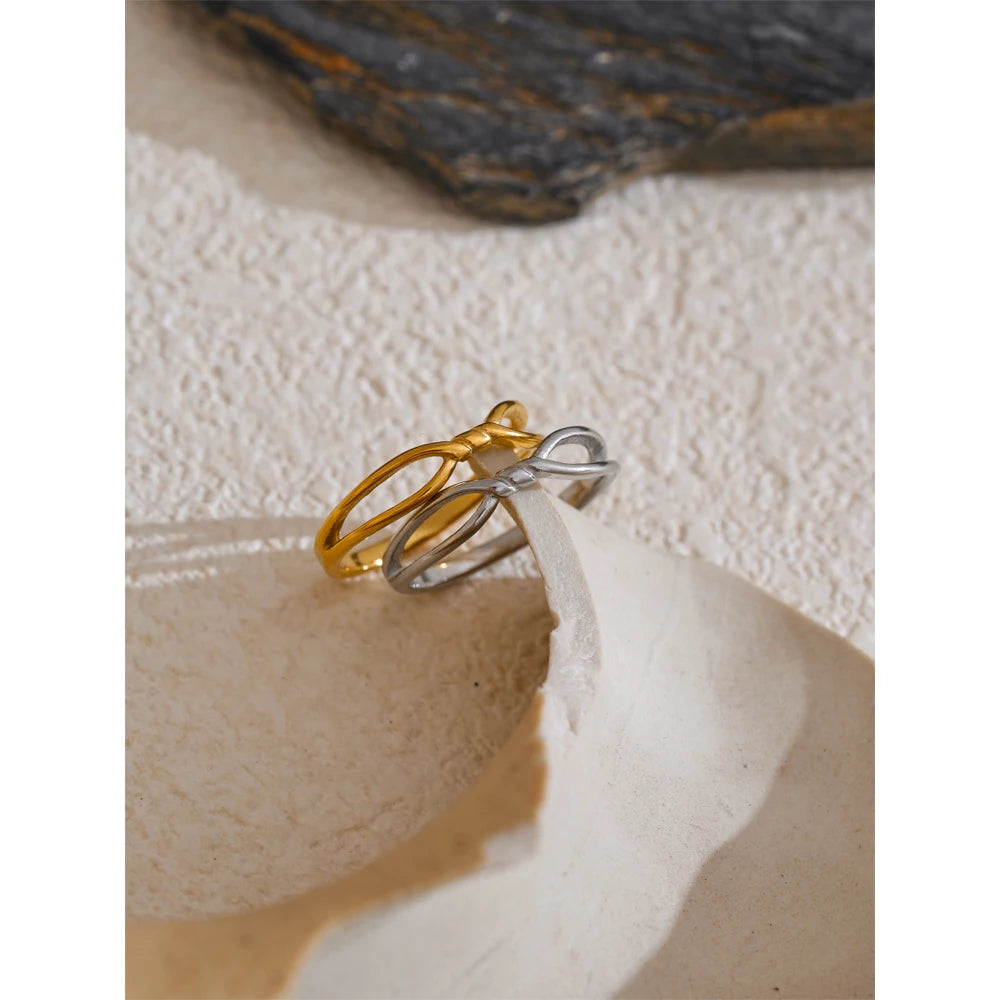 Anillo Oona lazo infinito, anillo, resistente al agua, acero inoxidable 316L con acabado PVD dorado o plateado, Lark & Reed, vista 4
