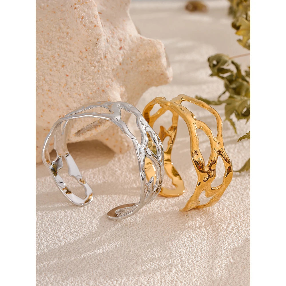 Positano Organische Armspange, Armband, wasserfest, 316L-Edelstahl mit gold- oder silberfarbener PVD-Beschichtung, Lark & Reed, Ansicht 2
