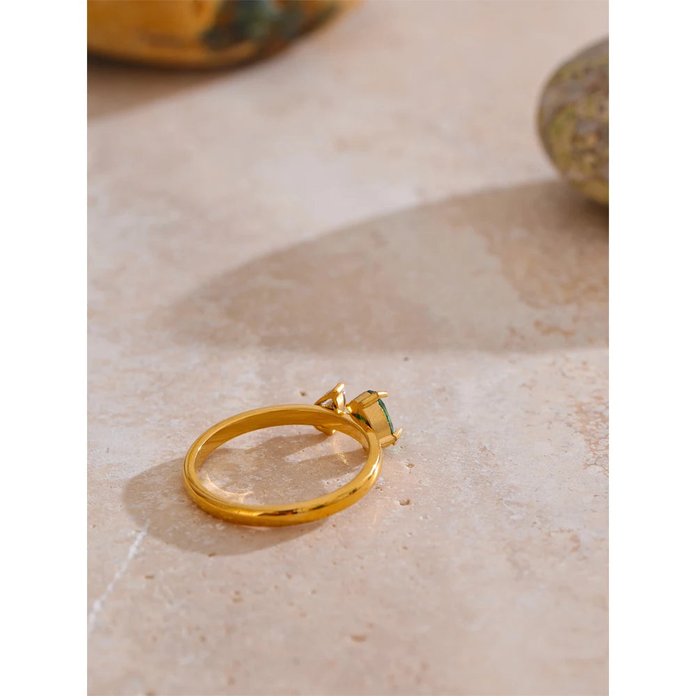 Idun ring med grøn zirkonia, ring, tåler vand, rustfrit stål 316L med guldfarvet PVD-belægning, Lark & Reed, billede 6
